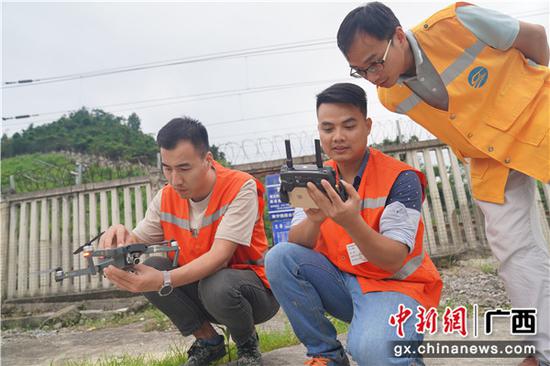 图为无人机检查完成,铁路职工正在分析画面数据。 图为无人机检查完成,铁路职工正在分析画面数据。