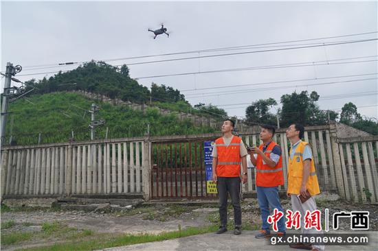 图为铁路职工正在利用无人机开展检查。 图为铁路职工正在利用无人机开展检查。