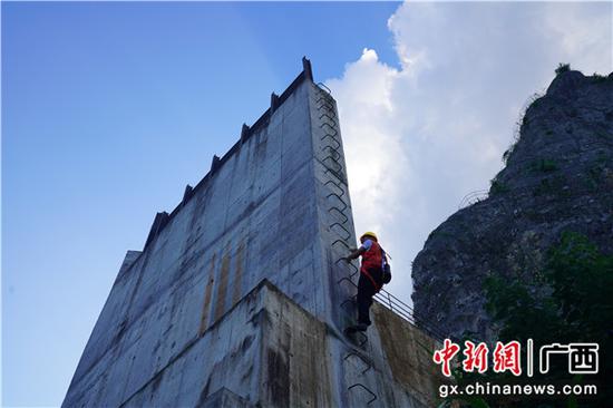 图为职工在检查危石混凝土挡墙。 图为职工在检查危石混凝土挡墙。