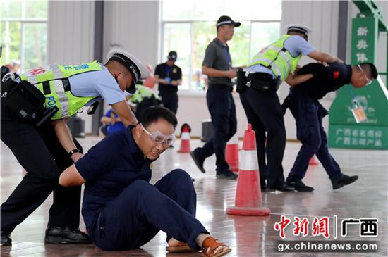 模拟执法场景中,民警制服抗法“歹徒”。 李宗亮 摄 模拟执法场景中,民警制服抗法“歹徒”。 李宗亮 摄