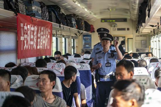 烏魯木齊鐵路公安局警力投一線保暑運