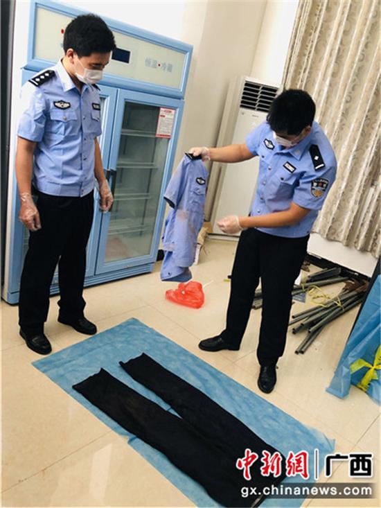 圖為李燕強換下的帶血的警服。 圖為李燕強換下的帶血的警服。