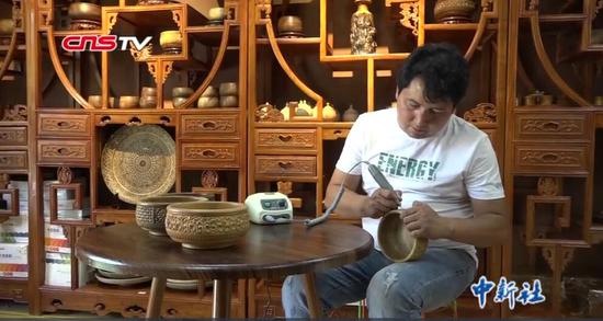 新疆小伙酷愛木雕 產品遠銷國內外