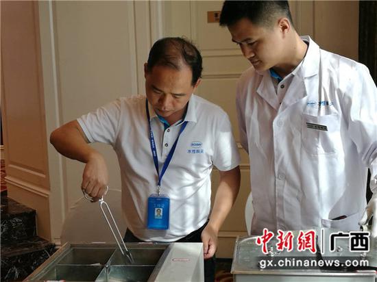图为水煮板材试验 图为水煮板材试验