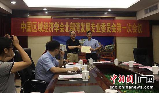 图为颁发聘书。 图为颁发聘书。