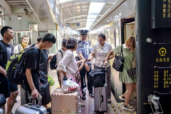 新疆铁警全力确保暑期旅客运输安全