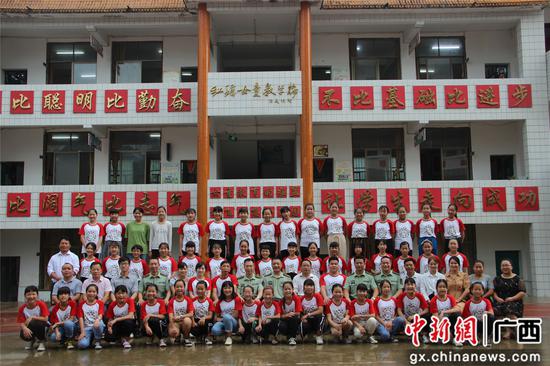 官兵们与红瑶女童班师生合影。丁健 摄 官兵们与红瑶女童班师生合影。丁健 摄