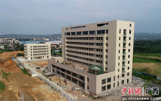 7月3日,航拍的广西柳州市融安县妇幼保健院整体搬迁工程施工现场。覃庆和 摄 7月3日,航拍的广西柳州市融安县妇幼保健院整体搬迁工程施工现场。覃庆和 摄