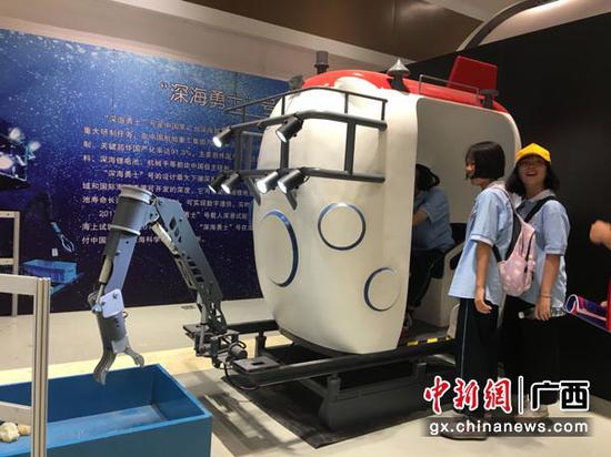 图为学生参观深海勇士号载人潜水器模拟舱。陈秋霞 摄 图为学生参观深海勇士号载人潜水器模拟舱。陈秋霞 摄