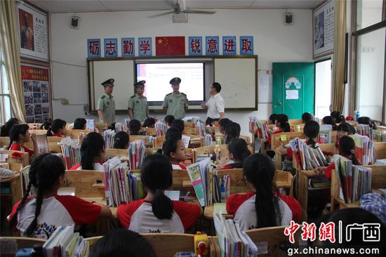 官兵们向红瑶女童班学生讲山外面的故事。丁健 摄 官兵们向红瑶女童班学生讲山外面的故事。丁健 摄
