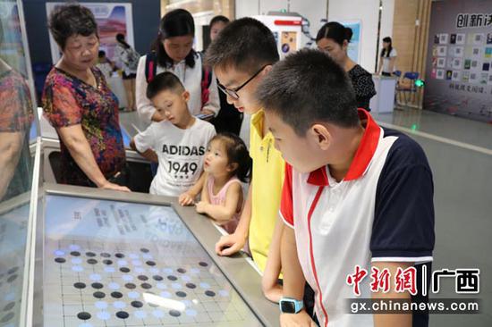 图为学生体验人工智能五子棋对弈。陈秋霞 摄 图为学生体验人工智能五子棋对弈。陈秋霞 摄