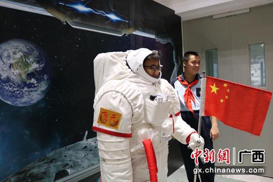 图为观众感受航空航天科技成就。陈秋霞 摄 图为观众感受航空航天科技成就。陈秋霞 摄