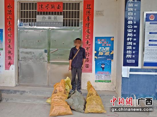 图为收购涉案灵芝菌的杨某。 图为收购涉案灵芝菌的杨某。