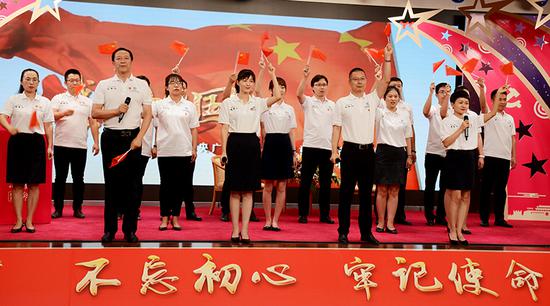 活动伊始全体青年党员齐唱《我和我的祖国》。