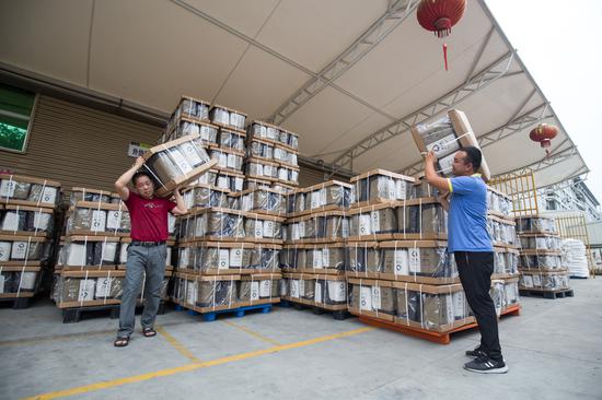 图为：台州黄岩塑料制品企业加班加点赶制分类垃圾桶王敏智摄
