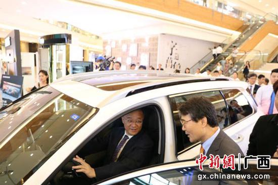 图为与会嘉宾体验韩国品牌汽车。 图为与会嘉宾体验韩国品牌汽车。