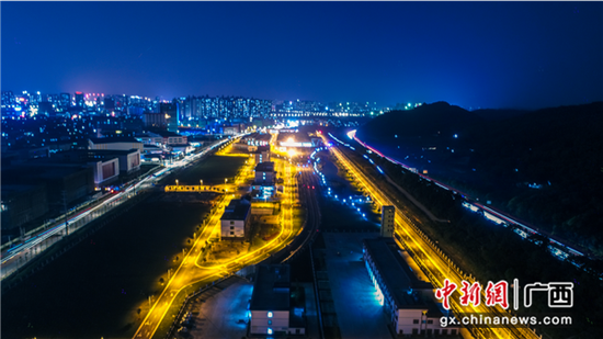 图为中铁二十五局承建南宁轨道交通3号线海绵车辆段夜景