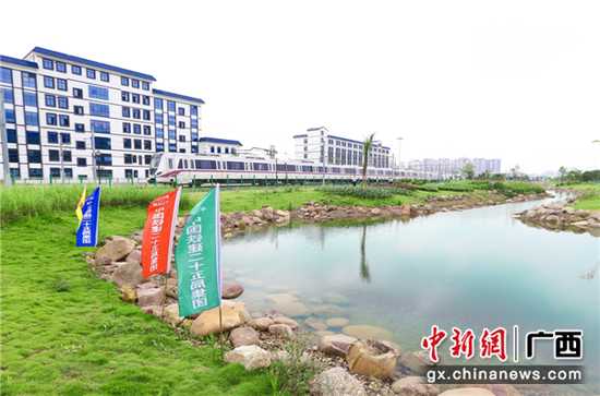 图为列车开出海绵车辆段,奔赴站台。