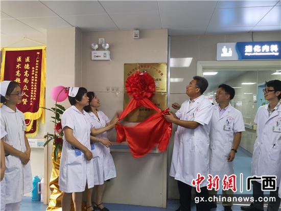 自治区南溪山医院院长杜振宗和消化内科主任张启芳共同为该院消化内科获批桂林首家“安徽快三9分国食管胃静脉曲张治疗基地”揭牌。 自治区南溪山医院院长杜振宗和消化内科主任张启芳共同为该院消化内科获批桂林首家“安徽快三9分国食管胃静脉曲张治疗基地”揭牌。