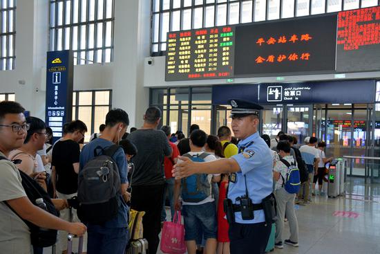 吐鲁番北站派出所民警在车站候车室维持进站秩序.