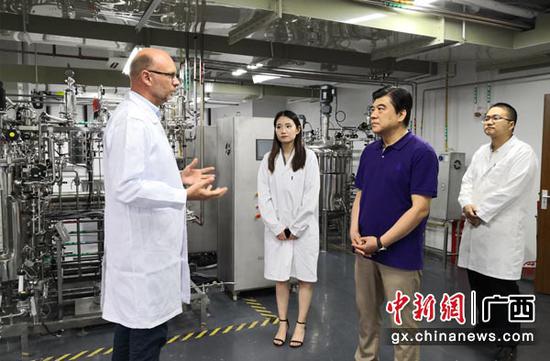 图为广西壮族自治区投资促进局党组书记、局长杨春庭考察中德生物基新材料应用研发中心。 图为广西壮族自治区投资促进局党组书记、局长杨春庭考察中德生物基新材料应用研发中心。