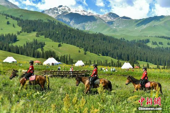 女子骑警队 新疆那拉提草原上的靓丽风景