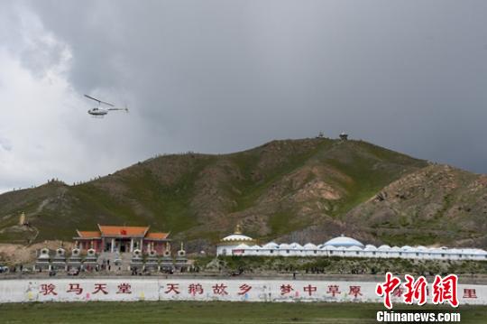 20上午，新疆翼虎通用航空公司在新疆巴音郭楞蒙古自治州境内5A级景区巴音布鲁克草原首次起航“直升机游览景区项目”。　斯.才层　摄