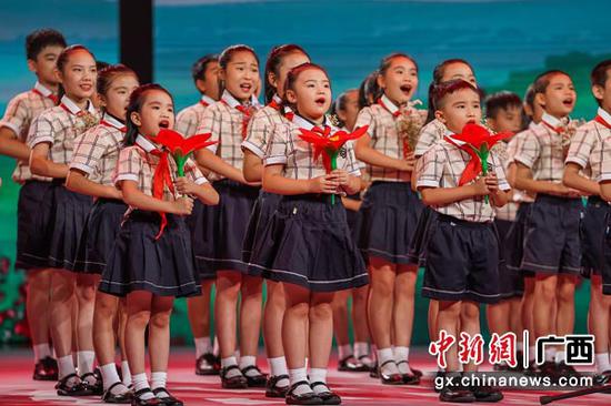 图为童声合唱《一朵红木棉》。陈冠言 摄 图为童声合唱《一朵红木棉》。陈冠言 摄