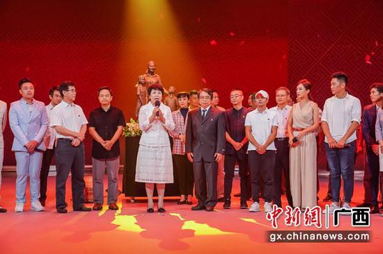 广西壮族自治区党委常委、宣传部部长范晓莉(前排左四)出席活动。陈冠言 摄 图为广西壮族自治区党委常委、宣传部部长范晓莉(前排左四)出席活动。陈冠言 摄