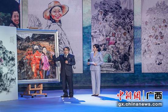 图为画家杨诚讲述作品《永远的微笑》。陈冠言 摄 图为油画家杨诚讲述作品《永远的微笑》。陈冠言 摄