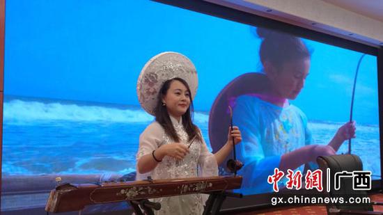 图为新闻发布会上的广西防城港市京族独弦琴演奏。孟萍  摄