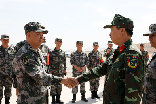 越南队员抵达“国际军事比赛--2019”库尔勒赛区