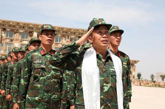 越南队员抵达“国际军事比赛--2019”库尔勒赛区