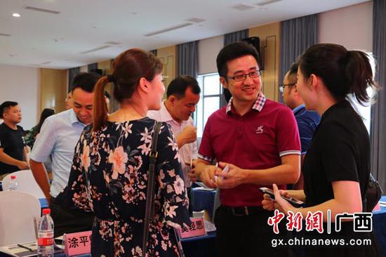 图为江西企业积极了解世界米粉大会情况。