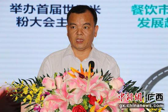 广西国际博览集团有限公司总会计师莫轻思推介世界米粉大会。 广西国际博览集团有限公司总会计师莫轻思推介世界米粉大会。