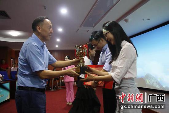 图为来宾市委常委、副市长徐韬为一等奖获得者颁奖。 图为来宾市委常委、副市长徐韬为一等奖获得者颁奖。