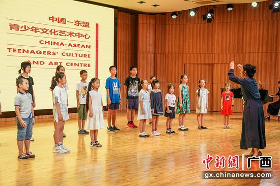 图为中国—东盟青少年文化艺术中心合唱团。