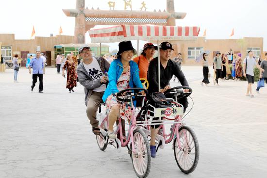 7月27日，冀疆情·巴州行自驾游游客到达博湖县博斯腾湖大河口景区。何阳 摄