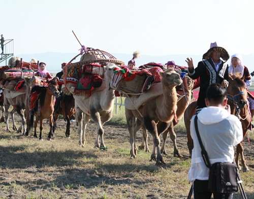 新疆巴里坤大草原上演少数民族“民俗”文化盛宴