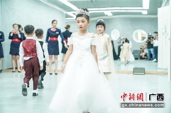 图为中国—东盟青少年文化艺术中心青少年模特团。 图为中国—东盟青少年文化艺术中心青少年模特团。