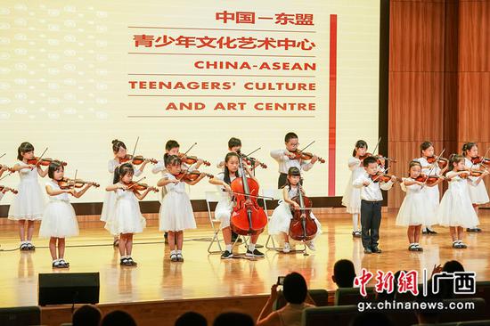 图为中国—东盟青少年文化艺术中心弦乐团。 图为中国—东盟青少年文化艺术中心弦乐团。