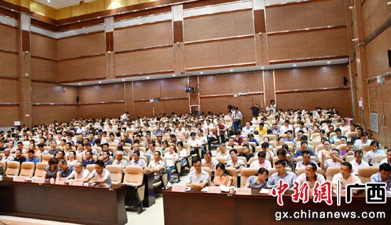 500余人参加大会。 500余人参加大会。