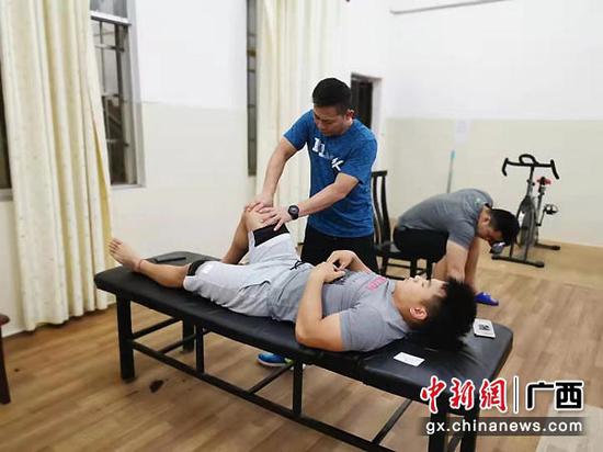 将先进的运动医学知识与康复治疗手法带到队伍一线,广西体育运动创伤