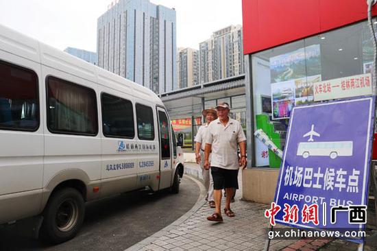 图为桂林火车站加强与地方交通部门沟通,在站前广场设置机场接驳大巴。常国思 摄 图为桂林火车站加强与地方交通部门沟通,在站前广场设置机场接驳大巴。常国思 摄