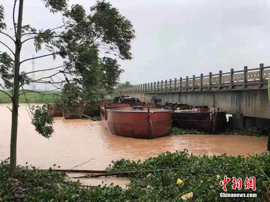 台风“韦帕”致河水上涨 广西上思四艘铁船被卡桥墩