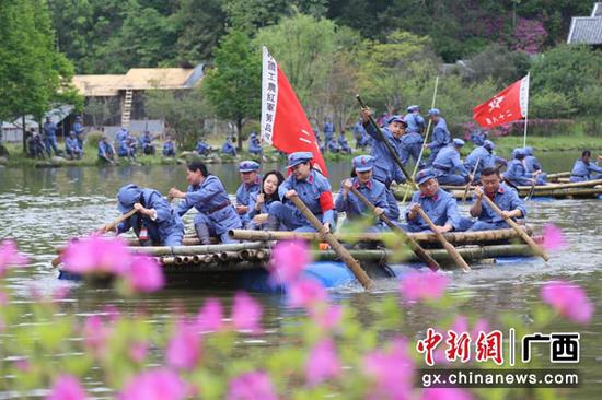 图为党员干部在井冈山领袖峰下体验红军四渡赤水时的情景。何佳霖 摄 图为党员干部在井冈山领袖峰下体验红军四渡赤水时的情景。何佳霖 摄