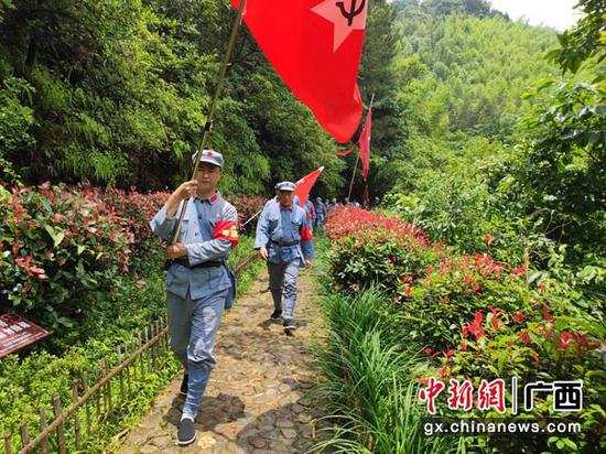 图为党员干部在松毛岭战役发生地体验红军行军过程。谢嘉宁 摄 图为党员干部在松毛岭战役发生地体验红军行军过程。谢嘉宁 摄
