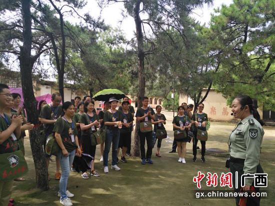 图为党员干部在西柏坡中共中央旧址学唱红歌。郑慧玲 摄 图为党员干部在西柏坡中共中央旧址学唱红歌。郑慧玲 摄