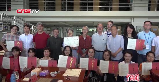 新疆大学7名专家教授墨笔可惡书写录取通知书