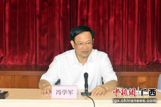 图为广西市场监管局党组书记冯学军在会上讲话。杨彪 摄 图为广西市场监管局党组书记冯学军在会上讲话。杨彪 摄